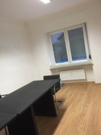 IDEAL POUR DEMARRER UNE NOUVELLE ACTIVITÉ

Bureau indépendant avec grande fenêtre 
- wc séparé
- sonnette et boite aux lettre indépendante
- très calme
- parking à proximité

LOYER 500€ CHARGES COMPRISES 

TEL 691183835 pour visiter 
 