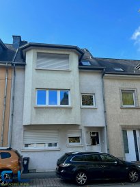 Nous vous proposons en exclusivité ce appartement en très bon état et bien agencé, proche du quartier Benelux.

Il se trouve au dernier d'une petite résidence à trois unités et comprend:
une cuisine équipée individuelle, un salon, une salle de douche, deux chambres à coucher  et une mansarde de 25 m2 aménagée en chambre ou bureau, une grande cave privative et buanderie commune. 

Libre à l'acte notarié.
Pour toute demande de visite ou informations complémentaires, n'hésitez pas à nous contacter au 265341 ou directement notre agent Mme VAZ au 621 283 844 ou par mail au lisa.vaz@cl-immo.lu

Les frais d'agence sont inclus dans le prix de vente et sont à charge du vendeur.