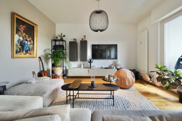 *** DUDELANGE BUDERSBERG - APPARTEMENT D'EXCEPTION - BALCON - GARAGE - CAVE ***

immohub, votre partenaire immobilier à Dudelange, vous propose en exclusivité un appartement entièrement rénové en 2020 avec des finitions haut de gamme. Situé au deuxième étage avec ascenseur, cet appartement se trouve dans une résidence bien entretenue de 12 unités, construite en 1991.

Composition :
-Hall d'entrée avec vidéophone : 6,10 m²
-WC séparé : 1,52 m²
-Vaste double séjour avec cuisine ouverte entièrement équipée : 37,50 m², avec accès au balcon
-Balcon exposé plein sud avec vue dégagée : 5,63 m²
-Chambre avec salle de douche en suite et garde-robe intégrée sur mesure : 17,41 m²

Un garage fermé avec buanderie (16,50 m²) ainsi qu'une cave privative (2,24 m²) complètent ce bien.

Détails complémentaires :
-Surface utile selon cadastre : 68,63 m²
-Parquet en chêne / Béton ciré
-Cuisine équipée avec îlot central (électroménagers Siemens) - ABC Cuisines
-Châssis en bois avec double vitrage / Volets électriques
-Chauffage au gaz
-Passeport énergétique : E / E
-Année de construction : 1991 - Rénovation : 2019-2020
-Peinture des parties communes : 2022
-Peinture façade : 2015
-Quartier résidentiel recherché, calme et sans circulation de passage
-Proximité immédiate de la nature, des axes routiers, et du centre-ville de Dudelange avec toutes commodités