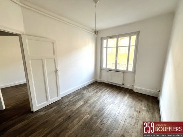 Nancy Location  - Appartement     505 € c.c. APPARTEMENT 2 PIECES NANCY SECTEUR MON DESERT-JEANNE D'ARC.  Venez découvrir à NANCY, secteur MON DESERT/JEANNE D'ARC, cet appartement de deux pièces principales, récemment rénové, d'une surface de 36m2, situé au rez-de-chaussée d'un petit immeuble. Offrant : une entrée, un salon/séjour, une kitchenette séparée, une chambre et une salle d'eau avec WC. Chauffage individuel gaz. Cave privative de 3m2 au sous-sol. Idéalement situé, proche de toutes commodités (transports, commerces, écoles...). Loyer : 505.00 EUR charges comprises (soit 470.00 EUR de loyer + 35.00 EUR de provision pour les charges, comprenant l'eau froide, l'électricité des parties communes, l'entretien des parties communes, ainsi que la taxe des ordures ménagères). Dépôt de garantie : 470.00 EUR. Honoraires : 396.00 EUR dont 108.00 EUR pour l'état des lieux. Si vous avez besoin d'aide dans votre recherche de logement, votre agence AGENCE DE BOUFFLERS se fera un plaisir de vous aider. www.agencedeboufflers.fr / agencedeboufflers@orange.fr. DISPONIBLE IMMEDIATEMENT.
Les informations sur les risques auxquels ce bien est exposé sont disponibles sur le site Géorisques : www.georisques.gouv.fr