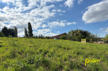 Accès direct A31 ! .  Très beau terrain à bâtir libre de constructeur d'une surface de 573m2 avec une vue dégagée, viabilité en bordure de route, belle façade de 16 m, Parfait pour votre futur projet !

 Les informations sur les risques auxquels ce bien est exposé sont disponibles sur le site Géorisques : www.georisques.gouv.fr