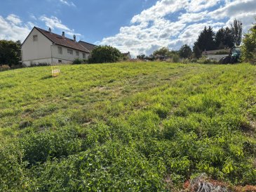 Accès direct A31 ! .  Très beau terrain à bâtir libre de constructeur d'une surface de 573m2 avec une vue dégagée, viabilité en bordure de route, belle façade de 16 m, Parfait pour votre futur projet !

 Les informations sur les risques auxquels ce bien est exposé sont disponibles sur le site Géorisques : www.georisques.gouv.fr