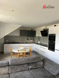 AFIL vous présente ce bel appartement au coeur de Differdange, au sein d'une résidence moderne construite en 2015.

Proche des crèches, écoles et autres infrastructures du centre-ville de Differdange.

Situé au 2ème étage avec ascenseur, ce bien vous séduira par ses prestations de qualité.

Avec une surface habitable d'environ 74 m², l'appartement se compose comme suit :

- Hall d'entrée
- WC séparé
- Cuisine ouverte sur salle à manger et salon avec balcon
- 2 chambres
- Salle de douche
- Cave

Disponible à convenir !

Atouts supplémentaires :

1 place de parking intérieure privative, cave privée, buanderie et local vélo commun.

Chauffage au gaz de 2014, volets roulants électriques.

Environnement & commodités :

Profitez d'un emplacement privilégié, à proximité immédiate des transports en commun, commerce
Charges mensuelles : 250€

Passeport énergétique CPE : classe A-B.

AFIL s'engage à vous accompagner dans toutes vos démarches immobilières (estimation, vente, location de biens, recherche de financements).

Votre satisfaction est notre priorité !

Les prix indiqués incluent les frais d'agence ainsi que la TVA.