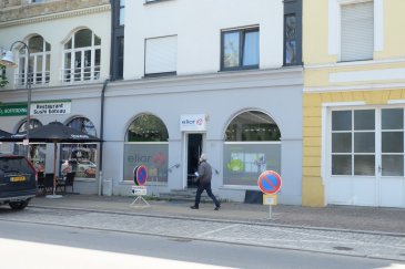 BETTEMBOURG, plein centre, local avec vitrines de +-100 m2 au Rez-de-chaussée et comprenant: grande pièce principale open space, WC séparé, cuisine équipée ouverte, grand bureau séparé avec fenêtre, un local archives
Disponibilité rapide et à convenir
HORESCA INTERDIT
commission de location: 2.500 euros + TVA 17% à charge du locataire
Contact et visites : Mme Nassim TOLOUI téléphone : 691 12 04 78