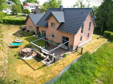 Hochwertiges Einfamilienhaus in massiver Bauweise mit großem Grundstück und durchdachtem Wohnkonzept
Objektdaten
• Heizung: Luft-Wasser-Wärmepumpe
• Fenster: Doppelverglasung, Kunststoffrahmen
• Dach: Tonziegel
• Energieeffizient und modern ausgestattet

Ausstattung & Highlights
Dieses liebevoll eingerichtete Einfamilienhaus überzeugt durch seine hochwertige und massive Bauweise sowie ein durchdachtes Raumkonzept für modernes Wohnen. Das Herzstück des Hauses bildet das großzügige Wohnzimmer mit ca. 32 m², das fließend in die offene, moderne Küche mit ca. 11 m² übergeht – perfekt für gemeinsame Kochabende und gemütliches Beisammensein.

Mit insgesamt 4 gut geschnittenen Schlafzimmern und ein Büro bietet das Haus ausreichend Platz für Familien, Gäste oder auch ein Homeoffice. Ein stilvolles Badezimmer sowie ein separates WC sorgen für Komfort im Alltag.

Die Materialien sind hochwertig gewählt: Robuste Fliesen und pflegeleichter Laminatboden unterstreichen das gepflegte Gesamtbild.

Außenbereich & Extras
Ein absolutes Highlight ist die ca. 50 m² große Terrasse – ideal zum Entspannen oder für gesellige Stunden mit Familie und Freunden.
Zur Immobilie gehören außerdem zwei Garagen sowie vier zusätzliche Stellplätze – optimal für Mehrfahrzeugbesitzer oder Gäste.
Das gesamte Anwesen befindet sich in neuwertigem Zustand und wurde mit viel Liebe zum Detail gepflegt.

Terrasse, Garten
4 Stellplätze: Garage, Außen-Stellplatz
Bad mit Fenster und Dusche, Gäste-WC
Einbauküche, offene Küche
Böden: Fliesenboden, Laminat
Fenster: Kunststofffenster
Weitere Räume: Abstellraum, Wasch-Trockenraum
Ausstattung: neuwertig

Fazit
Dieses Haus vereint Stil, Qualität und Funktionalität in perfekter Weise. Es eignet sich ideal für Familien, die Wert auf Raum, Komfort und ein modernes Wohnambiente legen – auf einem großzügigen Grundstück mit viel Privatsphäre.