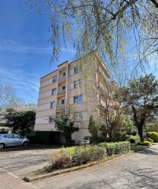 Charmant Appartement-Studio à Bertrange

Idéal pour un couple ou une personne seule

Nous vous proposons un appartement-studio séduisant, idéalement situé dans une rue calme et résidentielle de Bertrange. Ce bien rare allie à la fois confort et tranquillité, faisant de lui un choix parfait pour ceux qui recherchent un cadre de vie agréable.

Dès l'entrée, vous serez accueilli par un vaste hall qui vous conduit à une spacieuse pièce de vie. Ce grand espace polyvalent combine le salon et la chambre à coucher, créant une atmosphère chaleureuse et conviviale. Sa configuration ouverte favorise la lumière naturelle, engendrant une ambiance accueillante, idéale pour la détente.

Le hall d'entrée est également agrémenté d'un espace dressing pratique, permettant un rangement optimal de vos effets personnels. Une salle de douche à l'italienne a été conçue avec un soin particulier pour offrir un espace fonctionnel, propice à votre confort quotidien.

La cuisine, entièrement équipée et neuve, se distingue par son design à l'américaine. Elle saura séduire les amateurs de gastronomie grâce à ses équipements modernes et son agencement fonctionnel, parfait pour concocter de savoureux plats dans une ambiance conviviale.

En outre, cet appartement dispose d'un garage fermé, d'une cave pour un espace de rangement supplémentaire, ainsi que d'une buanderie commune, facilitant ainsi votre quotidien.

N'attendez plus pour découvrir cet appartement-studio qui allie style, confort et praticité, tout en étant situé dans un cadre de vie agréable à Bertrange.

Pour toutes questions ou demandes d'informations, n'hésitez pas à nous contacter, nous serons toujours à votre service.

Agence ELSA'HOME à votre écoute pour la concrétisation de vos projets en toute confiance.

----------------------------------------------------------------------------

Charming studio flat in Bertrange

Ideal for a couple or a single person

We are offering you an attractive studio flat, ideally located in a quiet, residential street in Bertrange. This rare property combines both comfort and tranquillity, making it the perfect choice for those looking for a pleasant living environment.

As soon as you enter, you'll be greeted by a vast hallway leading to a spacious living room. This large, versatile space combines living room and bedroom, creating a warm, friendly atmosphere. The open-plan layout lets in plenty of natural light, creating a welcoming atmosphere that's ideal for relaxing.

The entrance hall also features a practical dressing area for optimum storage of your personal belongings. A walk-in shower room has been designed with particular care to provide a functional space for your daily comfort.

The new, fully-equipped kitchen boasts an American-style design. It will appeal to food lovers thanks to its modern equipment and functional layout, perfect for concocting tasty dishes in a convivial atmosphere.

What's more, this flat has a closed garage, a cellar for extra storage space and a shared laundry room, making your day-to-day life easier.

Don't wait any longer to discover this studio flat, which combines style, comfort and practicality in a pleasant living environment in Bertrange.

For any questions or information requests, please do not hesitate to contact us; we will always be at your service.

ELSA'HOME Agency is at your disposal to help you bring your projects to fruition with complete confidence.