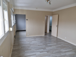 APPARTEMENT F3 JARNY CENTRE .  A louer appartement F3 situé au 1er étage d'une surface de 54.50 m2 comprenant entrée, wc, salle de bains, deux chambres, cuisine , séjour, cave et place de parking
 DPE E chauffage individuel au gaz LOYER 530 EUR + CHARGES 30 EUR DEPOT DE GARANTIE 530 EUR
 N'hésitez pas à nous contacter au 06.21.75.88.18 pour tous renseignements ou visites