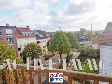 Appartement Yutz 3 pièce(s) 50.54 m2. IDÉAL JEUNE COUPLE / PRIMO-ACCÉDANT / INVESTISSEUR !<br/><br/>Au centre de Yutz, à proximité des commerces et services, des écoles, du collège et du stade Drogon, profitez de cet appartement duplex au 2ème et dernier étage d\'une petite copropriété bien entretenue de 4 logements.<br/><br/>Cet appartement de 50,54 m2 carrez (63,38 m2 au sol), est composé d\'une entrée avec placard, d\'une cuisine équipée ouverte sur un séjour, d\'une chambre avec parquet chêne massif et d\'un wc séparé.<br/>A l\'étage, une salle de bain avec cabine de douche et baignoire, ainsi qu\'un espace-mezzanine parqueté sous combles de plus de 22 m2 au sol avec porte-fenêtre donnant accès à un petit balcon bénéficiant d\'une jolie vue dégagée. <br/>Cette pièce équipée de placards intégrés pourra servir selon votre convenance ou besoins  de salon, bureau, 2ème chambre...<br/><br/>En complément :<br/>Un cagibi au rez-de-chaussée de la copropriété idéal espace de stockage.<br/>Un garage individuel.<br/><br/>Mode de chauffage : convecteurs électriques<br/>Production eau chaude : cumulus électrique<br/><br/>L\'appartement nécessite quelques travaux de rafraichissement : Cuisine, Salle de bain, convecteurs, peintures.<br/><br/>La copropriété est gérée par un Syndic professionnel. Charges Annuelles 1 080 €<br/>Taxe Foncière : 866 €<br/><br/>De part sa situation proche de la gare et des accès autoroutiers menant vers le Luxembourg, cet appartement représente également un bon produit d\'investissement facilement louable aux frontaliers.<br/><br/>Frais d\'agence inclus, à la charge du vendeur.<br/><br/>Véronique GONZALEZ 06 18 01 45 97<br/>Copropriété de 10 lots (Pas de procédure en cours).<br/>Charges annuelles : 1080.00 euros.