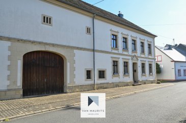 In Rascheid, einem ruhigen Dorf 60 Minuten von Luxemburg-Stadt und 30 km von Trier entfernt, gelegen, verfügt dieses großzügige renovierte Haus/Bauernhof über eine Gesamtfläche von ± 764 m² inklusive ± 291 m² Wohnfläche und setzt sich wie folgt zusammen:

Im Erdgeschoss dient eine Eingangshalle von ± 4 m², ein Esszimmer von ± 20 m², eine Küche von ± 18 m² (mit Arbeitsplatte, Herd, Dunstabzugshaube, Holzofen usw.) mit eigenem Bad, ein Hauswirtschaftsraum von ± 7 m², ein Wohnzimmer von ± 18 m² (mit Holzofen), gefolgt von einer Bibliothek von ± 18 m².
Die separate Toilette befindet sich im umgebauten Scheunenbereich und ist über die Bibliothek zugänglich. Ein Multifunktions-/Lagerraum von ± 30 m² bietet Zugang zum Stall von ± 57 m² und zur Scheune mit einem enormen Volumen und einer Dachhöhe von ± 12 m.

Die 1. Etage besteht aus einem Flur von ± 5 m², einem Schlafzimmer von ± 9 m², einem Badezimmer von ± 17 m², einem Ankleidezimmer von 9 m², einem Nachtkorridor von ± 7 m² sowie drei Schlafzimmern von ± 20, 19 und 9 m². Ein von einem der Schlafzimmer aus zugänglicher Balkon von ± 18 m² vervollständigt diese Etage.
Ein halbausgebauter (isolierter) Dachboden von ± 92 m² umfasst einen Anschluss für eine Dusche sowie Anschlüsse für Heizkörper.
Im Untergeschoss runden verschiedene Keller über die gesamte Hausfläche inklusive des Ölheizraums mit seinen Tanks dieses Angebot ab.

Der auf 4 Seiten freie Hof verfügt über eine Terrasse, einen umzäunten Garten und eine Scheune, die als Lager für Sammlertraktoren dient, aber in eine Sommerterrasse von ± 70 m² umgewandelt werden kann.

Bei notarieller Vertragsunterzeichnung wird eine Käuferprovision in Höhe von 3,51 % des Kaufpreises inklusive Steuern erhoben und fällig.
Allgemein:
- Schöne Residenz in sehr gutem Zustand;
- Ölheizung durch Heizkörper;
- Holzrahmen, Doppelverglasung;
- Fliesen- und Parkettböden;
- Holzöfen im Wohnzimmer und Wohnzimmer

Kontakt: Juha Ahonen
+352 661 249 476
juha@vanmaurits.lu


Située à Rascheid, paisible village à 60 minutes de Luxembourg-ville et 30 km de Trèves, cette spacieuse maison de notable / feme rénovée bénéficie d'une surface totale de ± 764 m² dont ± 291 m² habitables et se compose comme suit :

Au rez-de-chaussée, un hall d'entrée de ± 4 m² dessert une salle à manger de ± 20 m², une cuisine de ± 18 m² (avec plan de travail, cuisinière, hotte aspirante, poêle à bois, etc...) en suite, une arrière-cuisine de ± 7 m², un salon de ± 18 m² (avec un poêle à bois), suivie d'une bibliothèque de ± 18 m².

Le Wc séparé se trouve dans la partie grange aménagée et accessible par la bibliothèque. Une pièce multifonction/débarras de ± 30 m², donne accès à l'étable de ± 57 m² et la grange avec un énorme volume et une hauteur sous toiture de ± 12 m.

Le 1er étage se compose, d'un palier de ± 5 m², d'une chambre de ± 9 m², d'une salle de bain de ± 17 m², d'un dressing de 9 m², un couloir de nuit de ± 7 m² ainsi que trois chambres de ± 20, 19 et 9 m². Un balcon accessible d'une des chambres de ± 18 m² vient compléter cet étage.

Un grenier semi-aménagé (isolé) de ± 92 m² comprend une connexion pour faire une douche ainsi que des connections pour radiateurs.

Au sous-sol, différentes caves sur toute la surface de la maison comprenant la chaufferie au mazout avec ses réservoirs vient compléter cette offre.
La ferme, libre de 4 côtés, possède une terrasse, jardin cloturé une grange qui est utilisé comme stockage de tracteurs de collection mais qui peut-être aménagé en terrasse d'été de ± 70 m².

Une commission d'acheteur d'un montant de 3,51% sur le prix d'achat TTC est perçue et due lors de la signature du contrat par un notaire.

Généralités :
- Belle demeure en très bon état ;
- Chauffage au mazout par radiateurs ;
- Châssis en bois, double vitrage ;
- Carrelage et parquet au sol ;
- Peinture aux murs.
- Pôeles à bois dans le salon et le séjour

Contact: Juha Ahonen
+352 661 249 476
juha@vanmaurits.lu