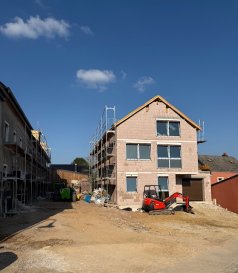 Cette maison individuelle en vente, située à Dickweiler au Luxembourg, est proposée par l'agence AGENCE REINERT CARLO. Ce bien exceptionnel n'est disponible que sur athome.lu.

Détails de la propriété: Découvrez cette charmante maison individuelle de 205 m², répartie sur trois étages, idéale pour une famille.Vous trouverez 4 chambres spacieuses et 2 salles de bains et un jardin. Sans oublier les deux garages et deux stationnements extérieurs qui ajoutent une grande commodité au quotidien.La maison se trouve sur un terrain de 3,38 ares.

rdch: :Hall d'entrée,(10, 54 m2), couloir (4,40 m2), débarras (4,24 m2), salle de séjour (14,87 m2), cuisine/salle à manger (22,06 m2), salle-de -bains (8,77 m2), garage pour 2 voitures (32,52 m2).
1er étage: Couloir,(5,27m2), 3 chambres à coucher (14,44m2, 21m2, 18,64 m2), salle-de-bains (14,17 m2)
2Ième étage: salle-de-bains (10,24 m2), suite parentale (24,17 m2), dressing adjacent (7,34 m2), débarras (11,06 m2), bureau (14,42 m2) Vous trouverez 4 chambres spacieuses et 2 salles de bains. Sans oublier les deux garages et deux stationnements extérieurs qui ajoutent une grande commodité au quotidien.Chauffage au sol, triple vitrage,.Profitez d'une cuisine ouverte (non équipée) Pour plus de confort, une buanderie est également disponible. Située dans une orientation sud-est, cette maison bénéficie de beaucoup de lumière naturelle. Notez que la disponibilité est fixée à partir du 15 décembre 2026. L'acquisition de cette maison est une opportunité à ne pas manquer, d'autant plus qu'elle est équipée d'un système de chauffage par pompe à chaleur efficace. Les connexions Internet disponibles incluent la ligne téléphonique, le réseau Ethernet et la fibre optique.

Installations à proximité: Dickweiler offre un cadre de vie agréable avec une atmosphère conviviale et paisible. Les écoles et établissements éducatifs locaux garantissent une bonne éducation pour vos enfants. Profitez des boutiques et des restaurants pour vos besoins quotidiens et vos sorties, ainsi que des espaces verts et des possibilités de loisirs qui enrichissent votre style de vie. L'accès aux soins de santé est facilité par la proximité d'établissements médicaux, et les options de transport disponibles rendent vos déplacements simples et efficaces.

Ne manquez pas cette opportunité! Planifiez une visite en nous contactant via le formulaire de contact ou par téléphone.