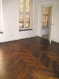 A 5 mn à pied de la Fac du Saulcy et du Mettis.

Beau  F1 de 36.78 m2 en RDC avec parquets anciens.

Il se compose : Grande pièce principale, cuisine équipée (plaques électriques et Frigo), SDB (baignoire) et WC.

Chauffage individuel électrique.
LIBRE 24/09/2026