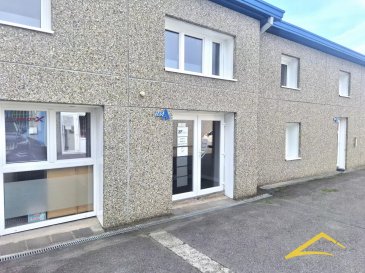 Pétange Location  - Bureau     600 € Votre agence IMMO LORENA de Pétange, partenaire de la CHAMBRE IMMOBILIERE DE Luxembourg a sélectionné pour vous : 
Situé au 1er étage, ce bureau d'environ 15 m² est équipé et se trouve à deux pas du centre de Pétange, à proximité des transports en commun, commerces et avec un parking disponible devant le bureau (avec restrictions d'utilisation).
 Il est équipé de raccordements pour le téléphone et Internet et dispose d'une cuisine commune équipée d’un WC séparé commun..
Détails du Bureau :
- Superficie : 14,15 m²
- Installation : Cuisine commune équipée, WC séparé commun, connexion Internet et téléphone
Conditions de Location :
- Loyer : 600 € TTC/mois (charges comprises : électricité, chauffage, eau, poubelle)
- Caution : 1.800 € (3 mois de loyer)
- Frais d'Agence : 600 € + 17 % TVA (702 €)
Disponibilité : Bureau disponible à partir du 1er novembre 2025.
Situation Idéale : Un emplacement de choix pour développer vos activités dans un cadre agréable.
Pour plus d'informations ou pour organiser une visite, n'hésitez pas à contacter :
- Joanna Rickal : +352 621 365 640
- Vitor Pires : +352 691 761 110
L’agence ImmoLorena est à votre disposition pour toutes vos recherches, ainsi que pour vos transactions de locations et ventes au Luxembourg, en France et en Belgique.