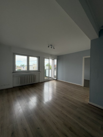 Découvrez ce spacieux appartement de 93 m² dans un petit immeuble à THIONVILLE, parfaitement agencé et idéalement situé à proximité immédiate des commerces, écoles et principaux axes autoroutiers. Un emplacement privilégié qui offre confort et praticité au quotidien, particulièrement adapté à une famille.

Dès l'entrée, vous serez séduit par sa grande pièce de vie lumineuse composée d'une cuisine équipée ouverte sur le salon-séjour, créant un espace convivial et fonctionnel. Cet espace donne accès à une première chambre ainsi qu'à un agréable balcon de 7 m², idéal pour profiter des beaux jours.

Un dégagement permet de séparer harmonieusement les espaces de vie et de nuit. Vous y trouverez deux chambres supplémentaires, un WC indépendant ainsi qu'une buanderie équipée d'une arrivée d'eau et d'un lavabo.

Les plus de ce bien :
- Cave
- Garage privatif fermé
- Grenier

Le loyer mensuel est complété par une provision sur charges de 80 €, comprenant l'eau froide, l'électricité des communs, l'entretien de la chaudière ainsi que la taxe d'enlèvement des ordures ménagères (TEOM).

Les honoraires de location s'élèvent à 900 €, dont 650 € pour les visites, la constitution du dossier et la rédaction du bail, et 250 € pour l'état des lieux.

Conformément à la réglementation en vigueur, les informations relatives aux risques auxquels ce bien est exposé sont disponibles sur le site officiel : www.georisques.gouv.fr.