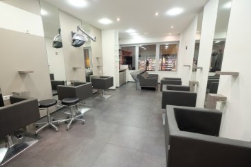 LUXEMBOURG-CENTRE VILLE, Place Guillaume II, plein centre ville et rue piétonne, beau salon de coiffure  entièrement meublé, au rez-de-chaussée et comprenant : entrée avec vitrine, salon de coiffure, étagères et placards, WC séparé. Contrat de bail de trois ans minimum. Charges comprises à l'exception de l'electricité e internet. 
Libre le premier juillet 2023.
Contact et viistes : Rosalba MAITRE Téléphone : 691 550 189 
email: rosalba@parkagence.lu
