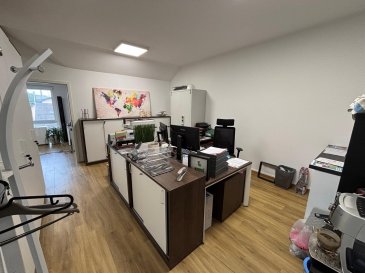 Beaux bureaux au 2ème étage d'un centre d'affaire situé à  Pontpierre.

1er étage avec cuisine commune et pièce de repos.

1 emplacement parking extérieur compris dans cette offe.

loyer: 900€ hors TVA
caution: 2106€ 
honoraires d'agence à charge du locataire: 1053€

libre suivant convenance