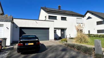 Maison moderne et spacieuse au calme, à proximité de la Petite Suisse luxembourgeoise
Construite en 2012, cette maison est en bon état. Au rez-de-chaussée, vous trouverez un hall d'entrée faisant office de distribution, un grand séjour/salle à manger avec accès à la terrasse arrière ainsi qu'une cuisine ouverte moderne (également avec accès à la terrasse). Ce niveau est complété par des toilettes invités et un spacieux garage double. Au premier étage se trouvent trois chambres, un bureau et une grande salle de bains moderne avec baignoire et douche. Le 2e étage est déjà préparé pour un aménagement et offre env. 30 m² de surface habitable potentielle. Le bâtiment est entièrement sous-sol. À l'arrière de la maison, vous profitez d'une grande terrasse, d'un jardin aménagé et d'un abri de jardin. Des fenêtres à triple vitrage, un chauffage au sol et une cheminée dans le séjour complètent l'ensemble.
La maison se situe dans une petite rue calme, au centre du village d'Altrier. Sur place, vous disposez d'une épicerie de proximité, d'une aire de jeux et de possibilités de stationnement. Altrier est niché en pleine nature, aux portes de la Petite Suisse luxembourgeoise (Müllertal). Junglinster et Echternach sont rapidement accessibles ; la connexion aux transports en commun est très bonne.