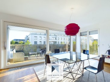 Idéalement situé à Belair et proche de toutes commodités, ce magnifique appartement avec des finitions de haut de gamme, se trouve au 2e étage d'une petite résidence bien entretenue avec ascenseur et bénéficie d'une surface totale de ± 212 m² dont ± 165 m² habitables.

La porte d'entrée s'ouvre sur un couloir de ± 10 m² qui dessert deux chambres de ± 19.5 m² et de ± 21 m², une salle de bains de ± 7 m² (lavabo, wc suspendu, grande douche), une suite parentale de ± 18.5 m² avec armoire intégrée et une salle de bains attenante de ± 7 m² (lavabo, wc suspendu, bidet, baignoire, sèche-serviette, fenêtre), un local technique ± 3.5 m², un palier de ± 6.5 m² qui dessert une cuisine équipée et aménagée de ± 15.6 m² (four, cuisinière à induction, hotte aspirante, frigidaire, lave-vaisselle) et un grand et lumineux séjour de ± 57 m² donnant accès à la terrasse de ± 11 m² exposée plein sud avec une vue dégagée.

Le sous-sol, comprend deux emplacements de parking de ± 18 m² chacun ainsi qu'une cave de ± 11.6 m².

Généralités :

- Situation idéale
- Environnement calme
- Appartement en excellent état
- Parquet massif dans tout l'appartement
- Terrasse exposée Sud
- Chaudière au gaz
- Triple vitrage
- Volets électriques
- Interphone
- VMC
- Fibre optique
- Ascenseur
- 2 emplacements de parking
- Écoles, crèches, parcs, aires de jeux, restaurants, commerces à proximité
- Desservi par les transports en commun

Personne responsable du bien :

Yuliana Dimitrova  
Tel: +352661 50 27 19  
email : yuliana@vanmaurits.lu  