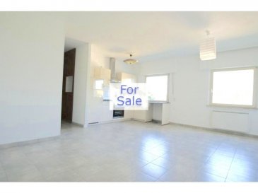 *** Idéal pour investissement ou première acquisition ***<br><br>Bel appartement lumineux et rénové à Rollingen avec ascenseur et garage box. <br><br>Installé au 1er étage, le bien se compose comme suit : <br><br>- un hall d\'entrée, <br>- une belle cuisine équipée ouverte, <br>- un spacieux living sans vis-à-vis comprenant un coin nuit, <br>- une salle de douche avec WC. <br><br>L\'appartement est actuellement loué pour 960 euros/mois est sera vendu loué. <br><br>Pour plus d\'informations, contactez-nous au 352 691 850 805.