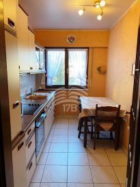 Appartement avec une surface habitable utile de 60 m2 au 2ième étage, dans une résidence de 1993 avec ascenseur, composé comme suit :

Hall d'entrée, débarras avec raccords pour le lave-linge, cuisine équipée, living/salle à manger, salle de bain et une chambre à coucher.

Le bien est complété par une cave privative.

L'appartement est actuellement loué.

La résidence se trouve au centre de Rumelange avec ses commerces et restaurants.

Pour tout renseignements supplémentaires ou pour convenir un rendez-vous pour une visite, veuillez nous contacter au (+352) 691 400 705 ou par email : info@17b.lu