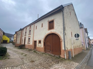 L'agence S&B IMMOBILIERE a le plaisir de vous proposer une ferme avec maison d'habitation et deux granges entièrement à rénover, libre des 3 côtés, et s’étend sur deux terrains d'une contenance totale de 3,70 ares.

L’immeuble est situé à Steinheim, faisant partie de la commune de Rosport-Mompach (Grand-Duché de Luxembourg) dans le canton d'Echternach.

La maison d'habitation se situe au milieu et a été construite de manière traditionnelle avec une fondation en béton, escalier et dalles e bois au 19ièmes siècle. L'objet dispose d'un rez-de-chaussée, 1er étage, 2ième étage avec espace de rangement / grange et d'un grenier non aménagé accessible par un escalier en bois.

La façade est recouverte d'un crépi, des rehaussements architecturaux sont réalisées au niveau des pourtours des fenêtres avec des pierres de taille mis en peinture.

La charpente en bois non isolée est recouverte de tuiles au niveau du versant avant et de panneaux ondulés en amiante ciment sur le versant arrière.

La menuiserie extérieure est en PVC avec double vitrage et volet roulants datant de 2001.

Grange à droite:
La grange à droit a été construite en 1856 et dispose d'un rez-de-chaussée et d'un 1er étage. Les murs sont constitués de moellons et sont recouverts d'un crépi peint. La ferblanterie est en zinc et la charpente en bois non isolée est recouverte de tuiles. L’accès se fait par une porte de garage en bois.

Grange à gauche :
La grange à gauche est constituée de manière traditionnelle avec une fondation en béton et murs en moellons recouverts d’un crépi peint. La ferblanterie est en zinc. La charpente en bois non isolée est recouverte panneaux en amiante ciment sur le versant avant et de tuiles sur le versant arrière.

Selon l’extrait du plan d’aménagement général de la commune de Rosport, les parcelles de terrains se situent en «zone mixte villageoise » et en zone «secteur protégé de type environnement construit». De plus les parcelles se situent en zone inondable.

Surfaces:
Maison d’habitation faisant environ: 9,20 m x 8,42 m = 77,46 m2
Grange à droit faisant environ : 8,15 m x 9,83 m = 80,11 m2
Grange à gauche environ : 6,86 x 8,42 m = 57,76 m2

https://rosportmompach.lu/steinheim/

Pour d’autres renseignements, respectivement pour fixer un rendez-vous, veuillez nous contacter au numéro +352 691 11 06 06 / 7j/7j et jours fériés!!

Prière de respecter les mesures COVID-19 !!

Frais d’agence à charge du vendeur.

Vente exclusive par S&B IMMOBILIERE S.à r.l.

Découvrez tous nos biens sur www.sb-immo.lu