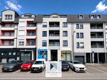 Situé au 1er étage d'une résidence bien entretenue de quatre niveaux à Dudelange, cet appartement meublé de ± 58 m² offre un cadre de vie confortable et fonctionnel dans un environnement résidentiel calme, à proximité immédiate des commerces, des écoles, de la gare, des transports en commun ainsi que de nombreuses infrastructures sportives et de loisirs, l'appartement se présente comme suit :

Le premier étage s'ouvre sur un hall d'entrée de ± 2 m² avec un couloir de ± 3 m² menant à un lumineux séjour de ± 24 m² avec cuisine ouverte entièrement équipée, créant un espace de vie convivial et lumineux. L'espace de vie donne accès à un balcon de ± 2 m² orienté ouest, idéal pour profiter du soleil en fin de journée. L'espace nuit comprend une chambre de ± 18 m² ainsi qu'une salle de douche de ± 5 m² (équipée d'un lavabo, d'une douche et d'un WC) et une buanderie privative avec lavabo complète l'aménagement intérieur.

Au sous-sol, une cave privative située au sous-sol apporte un espace de rangement supplémentaire.

Finitions et équipements :
- Appartement entièrement meublé
- Sols en carrelage
- Revêtements muraux en peinture et fibre
- Fenêtres en châssis PVC avec double vitrage
- Volets électriques
- Chauffage au gaz par radiateurs
- Système de ventilation
- Cave privative de 3 m²

Loyer mensuel - € 1.700,-
Charges mensuelles - € 250,-
Caution (2 mois de loyer) - € 3.400,-
Frais d'agence - € 850,- + TVA pour chaque partie

Son emplacement privilégié permet un accès rapide aux commerces, aux écoles, à la gare, à l'hôpital, aux parcs, aux pistes cyclables ainsi qu'aux principaux axes routiers, offrant un excellent équilibre entre confort de vie et mobilité.

Agent responsable : Louis Bertrand
Tél. : +352 621 588 854
E-mail : louis@vanmaurits.lu