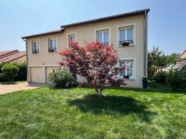 CONTZ LES BAINS

Situation idéale à proximité immédiate de la frontière Luxembourgeoise (Schengen) et Allemande (Perl), mais également des écoles, commerces et axe autoroutiers, tout en bénéficiant d'un environnement calme ( impasse).

Cette maison individuelle F6 d'une surface habitable d'env 165 m2 est édifiée sur un terrain de 6,58 ares soigneusement aménagé et arboré.

- Au Rdc:
Une entrée accueillante
Une cuisine équipée avec îlot central ouverte sur un vaste séjour lumineux donnant accès à une terrasse de 25 m2.
Un wc indépendant.

- À l'étage:
un dégagement
Une suite parentale comprenant une grande chambre, un dressing et une salle d'eau privative.
Trois grandes chambres
Une salle de bains équipée d'une baignoire balnéo et d'une douche.
Un wc séparé..

Annexes et extérieurs:
Un garage double avec un espace buanderie
Une terrasse et jardin arboré, idéal pour les moments de détente en famille.

Prestations techniques:
Chauffage électrique au sol eu Rdc et radiateur à l'étage.
Double vitrage PVC
Adoucisseur d'eau
Système d'alarme

Maison spacieuse, fonctionnelle et parfaitement entretenue, idéale si vous êtes à la recherche de confort et de tranquillité.