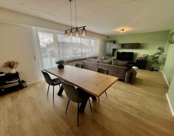 BASCHARAGE, 699.000 Euros

OBJET EXCEPTIONNEL dans un Lotissement chic et très calme...

Appartement au 2ième étage avec ascenseur (+-111,24m2) dans une résidence de 8 unités. Construction 1972. Rénovation complète 2015. Près de toutes commodités et accessibilité.

RDCH:
Garage (Box fermé /15,43m2) / cave (+-4,11m2), Dépôt Vélos, Dépôt Poubelles, Jardin commun.

2ième étage:
Hall d'entrée (+-12m2), Buanderie (+-2m2), Débarras (+-2m2), Living très lumineux (+-30m2) avec accès Terrasse (+-4,05m2 / Exposition Sud-Ouest), cuisine équipée indépendante (2022 / Valeur 20.000 Euros / +-16m2), salle de bains (2015 / 8m2), 3 chambres (+-16m2, 11,60m2, 14,72m2) dont une avec Terrasse (+-2,34m2 / Exposition Nord-Est)

Équipements:
Dalles en Béton, Double vitrage PVC avec volets manuels (2015), Chauffage Gaz aux radiateurs (2015), Toit (plat/ isolé / 2015), Électricité (2015), Façade (2015), Sanitaire (2015), Détecteur de Fumée, Visiophone.

Super Affaire à saisir...

***HERBY IMMO = MEILLEURS PRIX DU MARCHE***

(Herby Immo vous garantit le prix d'achat le moins cher du marché)

(Communiquez-nous un bien immobilier à Herby Immo A Vendre ou A Louer et GAGNEZ Facilement de l'argent)