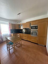 REAL G IMMO , vous présente cette charmante maison mitoyenne de +/- 115m² située à Oberkorn dans la commune de Differdange avec ligne de bus devant la maison.<br><br>Ce bien se compose comme suit :<br>Hall d\'entrée, cuisine équipée, living, balcon, 3 chambres à coucher, grande chambre parentale, 2 salles de douche, cave, jardin, terrasse, garage et un emplacement devant le garage.<br><br>Informations complémentaires:<br>Double vitrage, nouvelle toiture, chauffage gaz.<br><br>Pour plus d\'information ou visite des lieux, nous restons à votre disposition au 28 66 39 1.