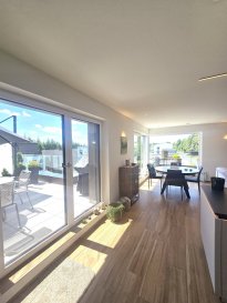 A DECOUVRIR !!!! 

Ce PENTHOUSE exceptionnel situé à Wemperhart allie une architecture exclusive, des espaces de vie généreux et un confort moderne optimal. 
Niché au sein d'une résidence résidentielle et commerciale haut de gamme développée par un promoteur immobilier local de renom, ce bien immobilier offre un cadre de vie raffiné aux acquéreurs exigeants, soucieux de la qualité, du design et de l'intimité. 
Avec une surface habitable d'environ 119 m² et une impressionnante terrasse de près de 57 m², ce bien propose un concept d'habitat alliant à la perfection élégance et générosité. 
De grandes baies vitrées inondent les pièces de lumière naturelle et créent une transition harmonieuse entre l'intérieur et l'extérieur. 

Le coeur du penthouse est constitué du salon et de la salle à manger avec cuisine ouverte ? un espace de vie raffiné offrant un accès direct à la vaste terrasse ensoleillée. 
Cet espace extérieur offre une qualité de vie exceptionnelle et confère à la propriété son caractère unique. 

L'agencement bien pensé comprend : 
- un hall d'entrée spacieux 
- un élégant salon et salle à manger avec cuisine ouverte 
- deux chambres élégantes 
- une pièce supplémentaire, idéale comme bureau à domicile, chambre d'amis ou troisième chambre 
- une salle de bains moderne 
- des toilettes séparées pour les invités 
- une buanderie ou un débarras pratique 

Pour l'aménagement, une attention particulière a été portée à la qualité, au confort et aux technologies modernes : 
- des matériaux haut de gamme et des finitions exclusives 
- un système domotique intelligent KNX 
- le chauffage au sol dans toutes les pièces 
- un chauffage au gaz moderne 
- un triple vitrage pour un confort de vie et une tranquillité optimaux 
- des stores vénitiens électriques pour une protection parfaite contre le soleil et les regards indiscrets 
Cette offre exclusive est complétée par deux places de parking intérieures ainsi qu'une cave privée. 
La résidence séduit par son architecture épurée et intemporelle ainsi que par un environnement soigné et haut de gamme. 
Son emplacement à Wemperhart offre une combinaison parfaite entre calme, intimité et excellentes infrastructures, avec un accès rapide à toutes les commodités importantes. 

Un penthouse pour ceux qui recherchent l'exceptionnel : spacieux, élégant et d'une qualité irréprochable. 

Pour tout renseignement complémentaire ou information veuillez nous contacter par email info@immonordstrooss.lu ou par Tél: 691 850 805. 

Proposition de crédit/financement à taux compétitif auprès des banques Luxembourgeoise incluse dans nos services gratuits.