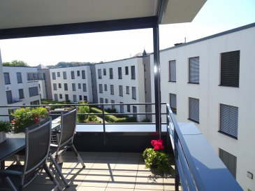Bel appartement avec un grand balcon (sud) au dernier étage d'une résidence moderne en plein centre de Mondorf-les-Bains.

L'appartement est situé au troisième (dernier) étage d'une résidence et se présente dans un état neuf. On accède au logement par un couloir qui connecte toutes les autres pièces. Il y a un grand salon avec une cuisine ouverte moderne et un accès au grand balcon (côté sud), une salle à manger séparée et cosy, 2 chambres, une salle de bain avec douche et un pratique débarras avec branchement pour machine à laver. L'appartement donne sur la grande cour intérieure arborée de la résidence, ce qui le rend très calme. Le triple vitrage, le chauffage par le sol et un système de ventilation actif (VMC) complètent l'équipement exclusif. Au sous-sol, il y a une cave privée et une place de parking pour une voiture. La cour intérieure arborée ne peut être utilisée que par les résidents.

Le bâtiment est situé exactement au centre de Mondorf-les-Bains. Les commerces, banques, pharmacies et restaurants sont à proximité immédiate. L'accès aux transports en commun est excellent avec les transports publics devant la porte ou l'accès à l'autoroute à 2 km. Mondorf-les-Bains fait partie des communes privilégiées du Luxembourg. On y trouve une grande offre culturelle, toutes les activités sportives, plusieurs écoles et bien sûr la Moselle avec ses célèbres vignobles et une nature sans fin.