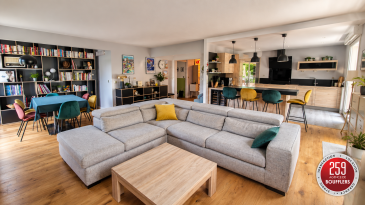 EXCLUSIVITE BEL APPARTEMENT DE STANDING AVEC 3 BALCONS ET GA.  En Exclusivité ! NANCY/BEAUREGARD. Dans une petite résidence sécurisée très recherchée, au calme dans un écrin de verdure et très bien entretenue. Un appartement bénéficiant de belles prestations, d'une climatisation et d'un excellent état général, ce bien offre une superficie de 133m2 et un cadre de vie particulièrement agréable. Au dernier étage. Il offre : une entrée avec placards, un séjour avec espace cuisine (cuisine entièrement équipée) de plus de 55m2 avec accès sur un grand balcon de 17m2, 4 chambres dont 2 faisant de plus de 14m2 (deux avec accès sur un balcon de 10m2 et une avec salle d'eau et WC privatifs), un dégagement, une buanderie et un WC indépendant. Les trois balcons offrent une vue dégagée sur la verdure et permettent de profiter pleinement d'un environnement paisible et préservé. Un garage (avec borne de recharge privative pour voiture électrique en cours d'installation), une cave et une place de parking aérienne complètent ce bien. Le point fort : le système de climatisation pour un confort optimal, notamment durant les périodes de fortes chaleurs. Un bien rare, alliant volume, confort, tranquillité et qualité de vie, dans un secteur recherché de Nancy   Beauregard. À découvrir sans tarder ! www.agencedeboufflers.fr.