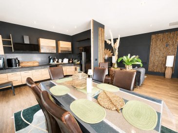 Appartement Lemberg 3 pièces 100 m². À Lemberg, Nord Sud Immobilier vous propose ce magnifique appartement 3 pièces de 100 m², situé en rez-de-chaussée.

Il se compose d'une entrée, d'une spacieuse pièce de vie de 45 m² avec cuisine ouverte entièrement équipée, d'une première chambre avec sa salle d'eau privative, d'un WC indépendant, d'un dégagement aménagé en espace bureau, ainsi que d'une seconde chambre et d'une salle d'eau principale.

À l'extérieur, vous profiterez d'une petite terrasse en bois à l'avant et d'un espace vert à l'arrière, accessible directement depuis la pièce de vie. Le bien est également complété par une pièce de stockage, un carport et un garage.

Loyer hors charges : 950€/mois.
Charges : 50€/mois (eau froide et assainissement).

Disponible immédiatement.

Les informations sur les risques auxquels ce bien est exposé sont disponibles sur le site Géorisques : www.georisques.gouv.fr

Vos agences Nord Sud immobilier à Sarreguemines, Rohrbach les Bitche, Bitche et Diemeringen.