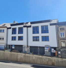 DUPLEX NEUF AVEC 3 CHAMBRES EN VENTE
*** EMPLACEMENT INTERIEUR INCLUS ***

Bel duplex de haut standing, d’environ 138.63m2 habitables, situé au 2' et 3' étage d’une maison bi-familiale, se compose d’un hall d’entrée, living (63.19m2) avec cuisine ouverte ou séparée (au choix), un balcon, trois  chambres à coucher, dressing, une terrasse, une salle de douche / bain, wc séparée, débarras et une cave.

Caractéristiques: Classe énergétique AAA, Fenêtres triple vitrage, volets électriques, VMC double-flux, isolation phonique, chauffage au sol, carrelages et/ou parquet, sanitaire et autres finitions sont au choix du client

Situation : +/-500m du Centre-Ville de Dudelange
Transport publics : Arrêt de bus à moins d’1min,
Accès autoroute A3 / A13 à moins de 3km,
Disponibilité : 11/2021.

Emplacement de parking intérieur inclus!!

Les prix annoncés comprennent la TVA 3%. 

Pour toutes autres informations, n’hésitez pas à nous contacter !
E-Mail : info@fn-promotion.lu
GSM : +352 621 139 988

------ 

DUPLEX MIT 3 SCHLAFZIMMERN
*** GARAGENSTELLPLATZ INKLUSIVE ****

Schöne Wohnung mit einer Wohnfläche von ca. 138.63 m2, im 2. und 3. Stockwerk eines Zweifamilienhauses, bestehend aus einer Eingangshalle, einem Wohnzimmer (+/-63m2) mit offener oder separater Küche (je nach Wahl des Kunden), und Zugang zu einer Terrasse, drei oder vier Schlafzimmer (je nach Wahl des Kunden), Dressing, einem Dusch- oder Badezimmer, separates Gäste-WC sowie auch einem Abstellraum und Keller.

Charakteristiken: Energieklasse AAA, Dreifachverglasung, elektrische Rollläden, mechanische Ventilation (VMC double-flux), Schallschutz, Fußbodenheizung, Fliesen und / oder Parkett, Sanitär und andere Finitionen sind ebenfalls nach Wahl des Kunden!

Lage: +/-500m vom Zentrum von Dudelange
Öffentliche Verkehrsmittel: Busstation weniger als 1 Minute entfernt. 
Autobahnanschluss A3/A13: weniger als 3km
Verfügbarkeit: 2 Semester 2021

Die Preise sind inklusive 3% TVA angegeben.

Für weitere Fragen oder Informationen zögern Sie bitte nicht uns zu kontaktieren!
E-Mail: info@fn-promotion.lu 
Mobil: +352 621 139 988 
