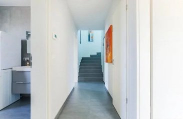 Belardimmo vous propose en exclusivité de découvrir ce superbe duplex de 115 m2 situé à Frisange, dans une résidence de 2018 encore sous garantie décennale, ce bien spacieux et idéalement orienté.

Le duplex est au 2eme et 3eme étage et est composé comme suit:

1er niveau:

- hall d'entrée
- 2 chambres dont une avec accès à la 1er terrasse
- Suite parentale avec salle de douche/WC et dressing
-Une salle de bain 

Au 2eme niveau:

- Dégagement avec accès privatif ascenseur
- WC séparé
- Placard intégré
- Grand espace de vie ouvert avec accès 2eme terrasse de 20m²
- Cuisine équipée ouverte



Profitez d'un espace de vie confortable, idéal pour une famille, avec toutes les commodités modernes à portée de main.

Les grandes fenêtres inondent l'appartement de lumière naturelle et toutes les pièces sont équipées de moustiquaires rétractables. Vous apprécierez le confort des volets électriques et du triple vitrage, garantissant une isolation thermique et acoustique exceptionnelle.

1 cave, 1 emplacement de parking extérieur, un garage pour 2 voitures, 1 local commun pour les machines à laver, 1 local commun pour les vélos et 1 ascenseur qui va dans l'appartement avec un accès privé.

Toutes ces caractéristiques font de ce duplex un lieu de vie unique associant modernité et praticité. Ne manquez pas l'opportunité de vivre dans un quartier paisible tout en étant à proximité des commodités urbaines : Ecoles fondamentales, maison relais ainsi que deux crèches sont à moins de 200 mètres de la résidence. L'arrêt de bus qui dessert Luxembourg Ville, Bettembourg, Mondorf-les-Bains, Remich ou encore Perl est à moins de 10 minutes à pied. 

Pour plus d'informations veuillez contacter Monsieur David Kempf au 00 352 621 631 841 ou par mail david.kempf16@gmail.com