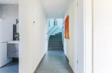 Belardimmo vous propose en exclusivité de découvrir ce superbe duplex de 115 m2 situé à Frisange, dans une résidence de 2018 encore sous garantie décennale, ce bien spacieux et idéalement orienté.

Le duplex est au 2eme et 3eme étage et est composé comme suit:

1er niveau:

- hall d'entrée
- 2 chambres dont une avec accès à la 1er terrasse
- Suite parentale avec salle de douche/WC et dressing
-Une salle de bain 

Au 2eme niveau:

- Dégagement avec accès privatif ascenseur
- WC séparé
- Placard intégré
- Grand espace de vie ouvert avec accès 2eme terrasse de 20m²
- Cuisine équipée ouverte



Profitez d'un espace de vie confortable, idéal pour une famille, avec toutes les commodités modernes à portée de main.

Les grandes fenêtres inondent l'appartement de lumière naturelle et toutes les pièces sont équipées de moustiquaires rétractables. Vous apprécierez le confort des volets électriques et du triple vitrage, garantissant une isolation thermique et acoustique exceptionnelle.

1 cave, 1 emplacement de parking extérieur, un garage pour 2 voitures, 1 local commun pour les machines à laver, 1 local commun pour les vélos et 1 ascenseur qui va dans l'appartement avec un accès privé.

Toutes ces caractéristiques font de ce duplex un lieu de vie unique associant modernité et praticité. Ne manquez pas l'opportunité de vivre dans un quartier paisible tout en étant à proximité des commodités urbaines : Ecoles fondamentales, maison relais ainsi que deux crèches sont à moins de 200 mètres de la résidence. L'arrêt de bus qui dessert Luxembourg Ville, Bettembourg, Mondorf-les-Bains, Remich ou encore Perl est à moins de 10 minutes à pied. 

Pour plus d'informations veuillez contacter Monsieur David Kempf au 00 352 621 631 841 ou par mail david.kempf16@gmail.com