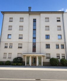 À VENDRE ? Appartement 3 chambres avec grand garage à Esch-sur-Alzette

Prix de vente : 627.000 €  
Surface habitable : +/- 87,53 m2  
3 chambres / Balcon +/- 8,09 m2 / Grand garage intérieur +/- 33,44 m2 / Cave +/-  2,8 m2 / 4e étage

JS Partners Immobilière vous propose à la vente ce bel appartement de +/-  87,53 m2, situé au 4e étage d'une résidence dans le quartier résidentiel Wobrécken à Esch-sur-Alzette.

Avec ses 3 chambres à coucher, son balcon et son exceptionnel garage intérieur de +/- 33,44 m2, ce bien offre une configuration particulièrement intéressante pour une famille recherchant espace, fonctionnalité et proximité avec toutes les commodités du quotidien.

Composition

L'appartement se compose comme suit :

- Hall d'entrée  
- Living / séjour lumineux  
- Cuisine séparée  
- 3 chambres à coucher  
- Salle de bains  
- WC séparé  
- Dégagement  
- Balcon de +/- 8,09 m2 

Le bien dispose également d'une cave privative d'environ 2,8 m2 ainsi que d'une zone de rangement sécurisée.

Un véritable point fort est son grand garage intérieur privatif de +/- 33,44 m2, offrant une surface particulièrement généreuse pour le stationnement et le rangement.

Une situation idéale pour une famille

L'appartement bénéficie d'un emplacement particulièrement intéressant dans le quartier résidentiel Wobrécken, permettant de profiter d'un environnement pratique tout en restant proche du centre d'Esch-sur-Alzette.

Le Generatiounscampus Wobrécken, regroupant notamment école fondamentale, maison relais et crèche, se trouve à proximité immédiate.

Le secteur offre également un accès rapide au CHEM, aux établissements scolaires, aux commerces, aux transports en commun ainsi qu'aux principales infrastructures d'Esch-sur-Alzette.

Le quartier bénéficie par ailleurs d'aménagements destinés à réduire le trafic de transit et à favoriser une circulation plus apaisée, un véritable avantage pour les familles.

La proximité des principaux axes permet également de rejoindre facilement Belval et les communes environnantes.

Une localisation réunissant ainsi vie résidentielle, écoles, services, mobilité et commodités, tout en restant proche du cœur d'Esch-sur-Alzette.

Informations complémentaires

- Surface habitable : +/-  87,53 m2  
- 3 chambres à coucher  
- Balcon : +/- 8,09 m2  
- Grand garage intérieur privatif : +/- 33,44 m2  
- Cave : +/-  2,8 m2  
- Zone de rangement sécurisée  
- 4e étage  
- Année de construction : 1988  
- Classe de performance énergétique : G  
- Classe d'isolation thermique : G  
- Prix de vente : 627.000 € 

Pour plus d'informations ou pour organiser une visite :

JS Partners Immobilière  
+352 621 216 646  

(Les surfaces sont données à titre indicatif)