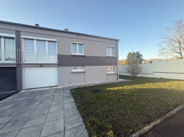 Située au cœur de la commune d'Ennery, à seulement 12 minutes de Metz et proche des axes A4 et A31, cette maison familiale offre un cadre de vie calme tout en restant proche des commodités et des grands axes.
Implantée sur un terrain agréable avec jardin de 350 m² et espace extérieur convivial, cette maison propose de beaux volumes et un potentiel idéal pour une famille. 

Le système de chauffage se compose d'une chaudière au fioul complétée par un poêle à granulés entretenu annuellement, offrant une solution efficace pour optimiser la consommation énergétique.

Description :

- Au rez-de-chaussée, vous découvrirez :
- un salon / séjour lumineux avec cheminée
- 1 chambre spacieuse
- une salle à manger indépendante
- une cuisine aménagée et équipée
- un espace repas supplémentaire

À l'étage :

- 2 chambres confortables
- une salle d'eau moderne avec douche
- un espace dressing / rangement

Les extérieurs :

La propriété dispose d'un agréable jardin sans vis-à-vis, avec :
- un four / barbecue en pierre
- une dépendance couverte idéale pour les repas d'été
- un environnement dégagé avec vue sur la nature
- Un cadre parfait pour profiter des beaux jours en famille ou entre amis.

Annexes :

- Garage fermé
- Sous-sol / espace de stockage
- Plusieurs espaces de rangement

Localisation :

La maison est située dans un secteur recherché :

- Metz : ~12 km
- Thionville : ~15 km
- Accès rapide autoroutes A4 et A31
- Proche écoles, commerces et services

La commune d'Ennery fait partie de l'aire d'attraction de Metz et bénéficie d'un emplacement stratégique entre Metz et Thionville.