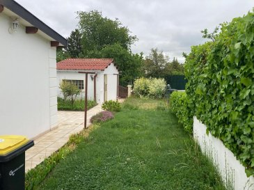 Maison - 65m ². EN EXCLUSIVITÉ CHEZ PANETTA IMMOBILIER !

Situé au Tivoli, rue du Ventoux, une maison mitoyenne d'un seul côté sur 2.3 ares de terrain composée comme suit:

-Terrasse sur l'avant

-Garage sur l'arrière avec parking privatif sur l'avant 

-Rez-de-chaussée: entrée sur cuisine, dégagement, w-c séparés, salle d'eau (douche), salon/séjour, 2 chambres

-Combles aménageables (accès par pignon), possibilité de faire un accès de l'intérieur

-1 cave

-Chaudière gaz récente, double vitrage PVC, électricité correcte, toiture en bon état, façade isolante

Pour infos et visite, Rocco PANETTA au 06 88 56 77 94

Les informations sur les risques auxquels ce bien est exposé sont disponibles sur le site Géorisques : www.georisques.gouv.fr