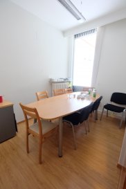 LUXEMBOURG-BELAIR 31-33, Boulevard Grande-Duchesse Charlotte, 

bureau de 7.8m2 dans Centre d'Affaire, au rez-de-chaussée - dans les parties communes : kitchenette, WC hommes et femmes. 
Disponible de suite 

Prix : 700 EUR charges comprises (internet, chauffage, eau, électricité) - Durée 1 an minimum 
Caution 2 mois de loyer - Commission d'agence un mois de loyer + TVA à charge du locataire 

Contact et visites : Arianna GHITTINO, email : arianna@parkagence.lu téléphone 691 205 573 et Rosalba MAITRE, téléphone : 691 550 189