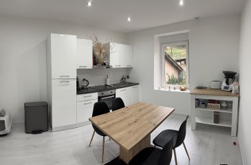 ALGRANGE - Lumineux F3 rénové. Joli F3 au 2ème étage ,  dans immeuble de caractère, entièrement rénové d\'une superficie de 72m² composé d\'une cuisine équipée neuve , d\'un séjour spacieux de deux chambres , d\'une salle de douche et d\'un toilette séparé.<br/>Chauffage individuel au gaz / Double vitrage PVC <br/>Proche des axes autoroutiers<br/><br/>Disponible de suite
