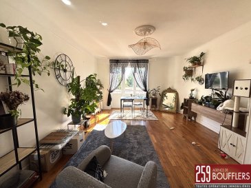 NANCY BOUFFLERS-BUTHEGNEMONT / APPARTEMENT 4 PIECES AVEC GAR.  En Exclusivité. NANCY secteur BOUFFLERS/BUTHEGNEMONT. Appartement de 4 pièces principales, d'une surface de 84.33m2 CARREZ, situé au rez-de-chaussée surélevé d'une petite copropriété. Offrant : une entrée avec placard, une cuisine séparée et équipée avec espace cellier, un salon/séjour de 24.72m2, un dégagement desservant 3 chambres (9.22m2, 10.54m2, 13.18m2), une salle d'eau et un WC séparé. Cave privative au sous-sol, espace de stationnement et garage privatif. Chauffage individuel gaz. Appartement vendu en état d'occupation libre, préavis de départ de la locataire actuelle prenant fin le 24/10/2025.  Idéalement situé, proche de toutes commodités (transports : bus ligne T4, axes autoroutiers, commerces, écoles, pharmacie...). www.agencedeboufflers.fr
Les informations sur les risques auxquels ce bien est exposé sont disponibles sur le site Géorisques : www.georisques.gouv.fr