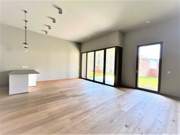 QUARTIER - HOLLERICH
! DISPONIBLE AU 01/09/2026 !

A louer magnifique Appartement avec 2 chambres à coucher, Jardin/terrasse privatif et Parking intérieur situé dans la résidence  « Soho London » de 2018
(adresse: 4 rue de Chiny L-1334 Luxembourg-Hollerich)

L'objet se compose comme suit:  
========================
-  Hall d'entrée 
-  Grand Séjour ouvert sur cuisine entièrement équipée avec accès Terrasse et Jardin 
-  Terrasse (16,30 m²)  et Jardin (43 m²) à l'arrièère de la résidence
-  Chambre 1 spacieuse (15,86 m²) avec accès sur balcon côté avant 
-  Chambre 2 avec accès sur même balcon côté avant 
-  Salle de bains toute équipée avec douche à l'italienne et WC suspendu (5,70 m²)
-  WC séparé

- Parking intérieur privatif (n°60) 
- Cave privative spacieuse (11,10 m²) avec raccord buanderie . (attenante au Parking)
- Local vélo/poussette

Divers:
=====
Parquet sur toute la surface de l'appartement (excepté Sdb et WC séparé)
Store-lamelles électrique extérieur (occultant et tamisant)
Internet par fibre optique

Situation:
======
Idéalement situé car proche de toutes commodités:
Zone d'activité 