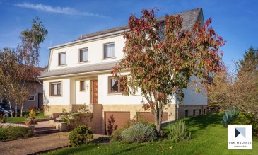 Située à Elvange, cette agréable villa 4 façades datant de 1982 présente une surface habitable de ± 257 m² pour une surface totale de ± 481 m². Elle se compose comme suit:
 
Au rez-de-chaussée, le hall d'entrée ± 13 m² avec wc séparé ± 2 m² dessert un bureau ± 14 m², un séjour ± 34 m² avec feu ouvert, une salle à manger ± 26 m², la cuisine ± 10 m² aménagée et équipée et une salle à manger plus petite ± 13 m². Une terrasse suivie du jardin est accessible via la séjour.
 
Le 1er étage comprend une galerie ± 14 m² suivie d'un couloir ± 2 m² desservant quatre chambres de ± 31, 21, 20 et 20 m², une salle de bain ± 14 m² avec baignoire, douche, double lavabo et un wc séparé ± 2 m².
 
Les combles non-aménagés consistent en un grand espace de ± 114 m² (surface au sol) avec belles possiblités d'aménagement.
 
Le sous-sol se compose d'un palier ± 13 m² desservant une salle de jeux ± 14 m² incluant une petite salle de douche, un wc séparé ± 2 m², la chaufferie ± 14 m², une buanderie ± 17 m² avec accès au jardin, un spacieux double garage ± 51 m² et enfin, une cave à vin ± 13 m² située sous la terrasse.
 
 
Détails complémentaires:
 
Maison idéale pour une famille ;
Chaudière au mazout à réviser (consommation annuelle: ± 3500€); raccordement au gaz possible dans la rue ;
Raccordements d'eau chaude/froide dans chaque chambre ;
Belles promenades dans les alentours, domaine thermal de Mondorf-les-Bains ;
Cadre verdoyant ;
Commerces, écoles, crèches, parcs à proximité ;
Accès autoroutier à proximité.
 
Agent responsable: Florian Apolinario
E-Mail.: florian@vanmaurits.lu
Mobile.: (+352) 691 110 397
