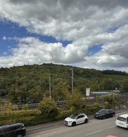 Situé à proximité de toutes les commodités, et idéalement placé à quelques minutes des frontières Luxembourgeoise et Allemande, découvrez ce joli F3 meublé entièrement rénové, situé au 1er étage d'une petite copropriété de 4 appartements. L'appartement bénéficie d'une vue imprenable sur le Stomberg et se compose : d'une cuisine équipée ouverte sur séjour de 27m², 2 chambres, une salle de douche, un wc ind. Une cave. A découvrir rapidement !