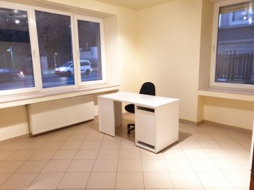 Situé côte d\'Eich au RDC à 2 pas de la Place d\'Argent, du Boulevard Royal et du Kirchberg, A LOUER BUREAU INDIVIDUEL RENOVE de 15 m² avec une salle de douche + WC + Kitchenette en commun.<br><br> Belle accessibilité et visibilité du fait de sa position Côte d\'Eich.<br><br> Garage à louer en supplément!<br><br> Le WIFI et le ménage des parties communes sont inclus.<br><br> +Loyer charges inclues forfaitaires : 700 EUR<br> + Caution : 1400 EUR<br> + Disponibilité: immédiate<br> + Frais d\'agence: 819 EUR TTC<br><br> Idéal pour toute activité tertiaire de bureau ou société de services.<br><br> Facilité de se garer dans le quartier (3 parking publics).<br><br> A VISITER SANS HESITER ! <br><br> A 5 minutes du :<br> - Centre-ville,<br> - Kirchberg,<br> - Boulevard Royal,<br>- Arrêts de Bus et accès autoroutiers A3, A1, A6.<br><br> A proximité à pied Place d\'Argent :<br>- Restaurant, épicerie, supermarchés,<br> - Stations essences,<br>- Médecin,et Clinique d\'Eich,<br>- Parc, Club de fitness, parcours de Jogging...