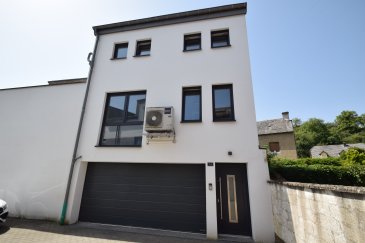 En Exclusivité ImmoHouse vous propose cette belle maison mitoyenne de 2017 classe C-D idéalement située dans une rue calme de Canach dans la commune de Lenningen.

Sur un terrain de 1,70ares et une surface de 82,40m², cette magnifique maison se compose de:

Au rez de chaussée:
- Un spacieux hall d'entrée
- Un garage
- Une buanderie
- Un espace chaufferie

Au 1er étage:
- Un grand salon salle à manger avec cuisine ouverte
- Une cuisine équipée ouverte sur la pièce de vie
- Une salle de douche avec wc

Au dernier étage:
- Un grenier aménagé en 3ème chambre ou bureau

Magnifique maison à découvrir....

Infos et visites sur rdv