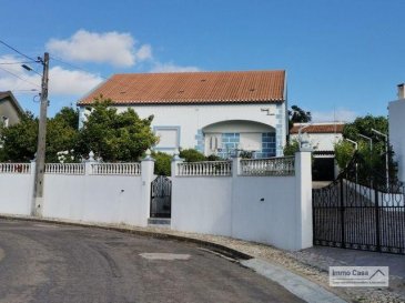 Immocasa vous propose au Portugal (Portalegre-Fortios)<br>Maison avec :<br>Double séjour<br>3 chambres à coucher<br>Cuisine<br>2 WC<br>Débarras<br>Balcon<br>Grenier avec +/- 100m2 <br>Garage en annexe avec rampe d\'accès pour 4 à 5 voitures<br>Studio, débarras et balcon panoramique au 1er étage du garage<br><br>Deuxième cuisine avec cellier attenant avec four à bois.<br>Division pour stockage ou endroit pour mettre du bois de chauffage<br>Jardin de devant, arbres fruitiers, vignes dans les environs de la maison.<br>Le tout dans une espace très bien aménagée et entretenu vous fera passer des très bons moments au Soleil.<br><br>Portalegre est une ville et aussi une municipalité du Portugal. Elle est la capitale du district de Portalegre situé dans l\'Alentejo.<br>Alentejo est situé dans le sud du Portugal, entre le Tage et l\'Algarve. L\'Est borde l\'Espagne et l\'ouest est baigné par l\'océan Atlantique. L\'Alentejo est une terre pour les amoureux des terroirs authentiques, les contemplatifs qui prennent le temps d\'apprécier la lenteur et l\'artisanat vivant de qualité. Ce n\'est pas une terre pour les fêtards \