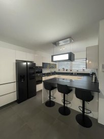 REAL G IMMO a le plaisir de vous présenter cette magnifique maison construite en 2021 sur un terrain de 3,18 ares.<br><br>A l\'architecture moderne, elle vous offre des prestations optimales pour garantir un confort de vie dans le plus grand respect de l\'environnement. <br><br>Vous trouverez également des matériaux et des finitions de haute qualité.<br><br>La maison bénéficie d\'une situation idéale qui facilite l\'accès par les transports en commun (gare, bus). Elle bénéficie d\'un très grand espace de vie, cuisine équipée ouverte sur le salon et salle à manger, un wc séparé à l\'entrée en débarras, une terrasse et jardin. 2 chambres à coucher chacune avec sa salle de bain privative, 1 chambre avec armoire encastrée, 2 bureaux, une salle de douche, cave, garage pour 2 voitures et emplacement extérieur.<br><br>Informations complémentaires:<br><br>- Triple vitrage avec volets électricité, porte d\'entrée avec ouverture à empreinte digital,<br>- Système domotique,<br>- Adoucisseur,<br>- Système de ventilation double flux,<br>- Panneaux photovoltaïques,<br>- Chaudière à condensation,<br>- Borne de recharge pour voiture électrique,<br>- Aspirateur centrale,<br>- Frigo américain avec tablette tactile. <br><br>REAL G IMMO vous accompagne dans toutes vos démarches administratifs et financières. Nous réalisons également une ESTIMATION GRATUITE de votre bien.<br><br>Pour plus de renseignement ou visite des lieux, nous restons à votre disposition au 28.66.39.1.<br><br>Les prix s\'entendent frais d\'agence de 3 % TVA 16 % inclus. <br> <br><br>
