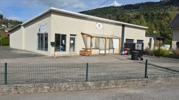 Idéalement situé sur un axe passant, ce local d'environ 90 m² comprend une partie magasin avec vitrine, espace bureau, wc, garage et atelier.
Parking attenant.