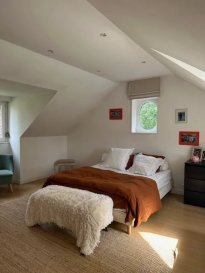 LOUVIL -570 rue de la frête -
Pour étudiante, chez l'habitante , grande chambre avec belle moquette offrant grand  lit( couette , oreillers , linge de lit), bureau, fauteuil , commode et penderie, réfrigérateur privé, salle de bain privée( baignoire et douche ) lingerie avec machine linge et séche linge . 
Vous vivrez chez Isabelle et Huguette, la chienne coquine et paragerez les piéces de vie cuisine , séjour, grand jardin.  
loyer 380 euros =40euros charges ( eau froide, chaude, internet(fibre), chauffage ...) soit 420 euros par mois honoraire agence 380 euros avec etat des leits 
Contrat location étudiant de 9 ou 10 mois. garage vélos 
Louvil est un village au sud de Lille dans la pévéle .proche des lycées de Genech, facs de Villeneuve d'ascq Bus,  métro aux 4 cantons-covoiturage ...